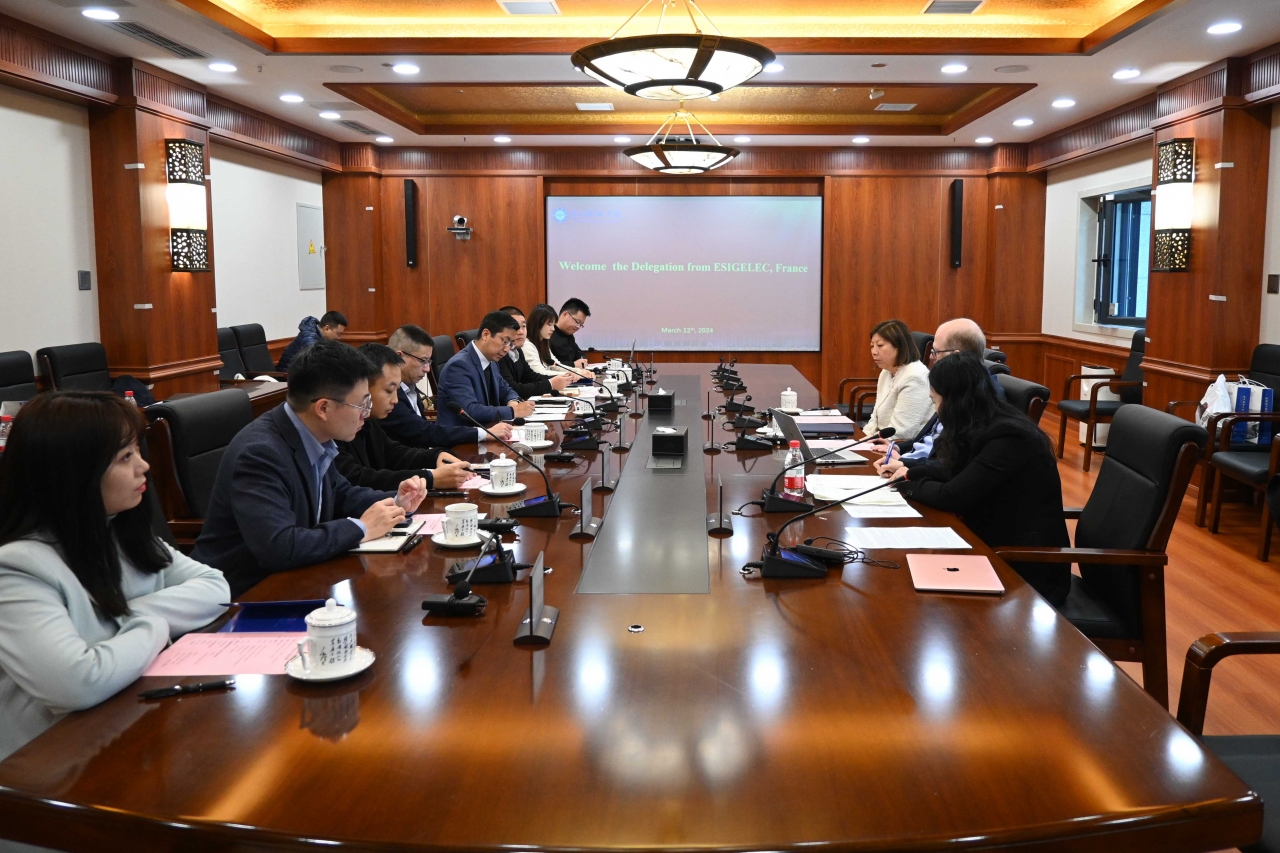 法国鲁昂高等电子工程工程师学院副校长Cyril Marteaux一行来校访问