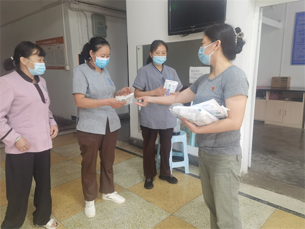 【抗击新冠肺炎】程健芳：全力守护宿舍平安，让学校放心，让家长安心