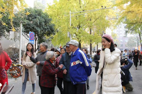 公管学院研究生党支部慰问离退休老教师