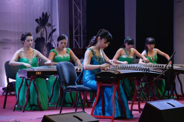 古筝演奏家唐天娇为我校学子带来精彩演出