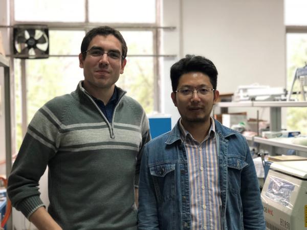 团队优秀博后Lucas和成电杰出学生余鹏.jpg 团队优秀博后Lucas和成电杰出学生余鹏.jpg