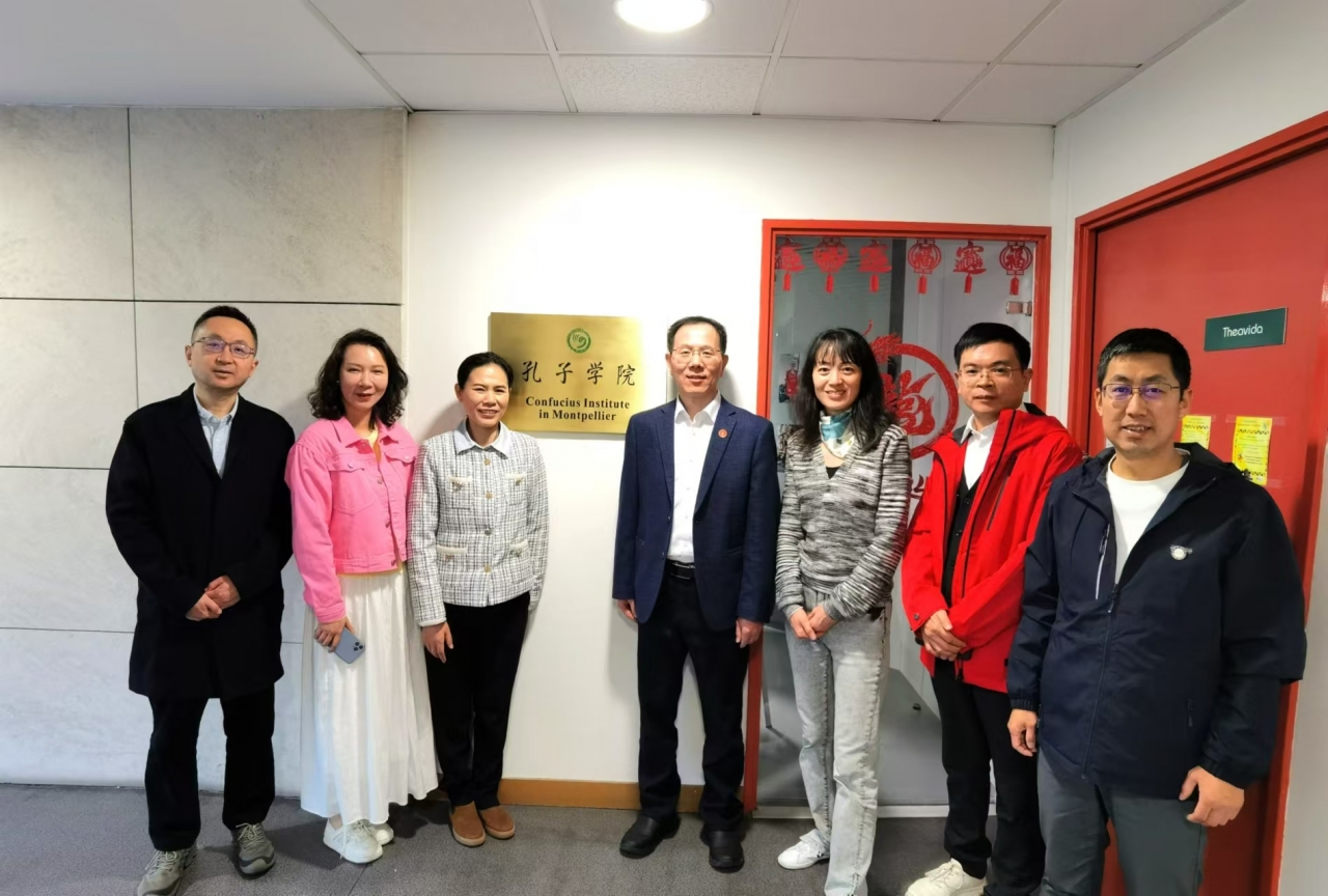 访问孔子学院.jpg 访问孔子学院.jpg