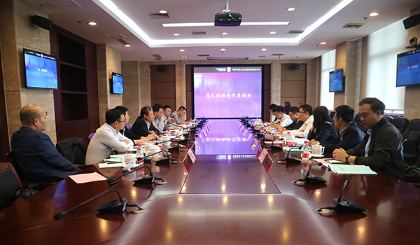 学校与天府新区成都管委会洽谈深化校地合作