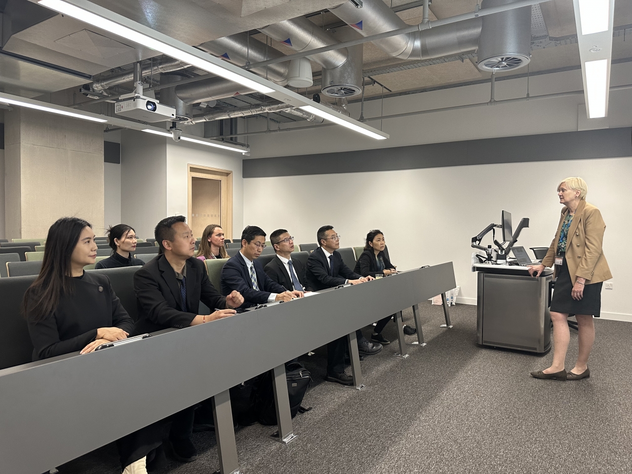 访问伦敦大学学院.jpg 访问伦敦大学学院.jpg