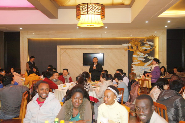 校领导与寒假留校学生共庆新春佳节