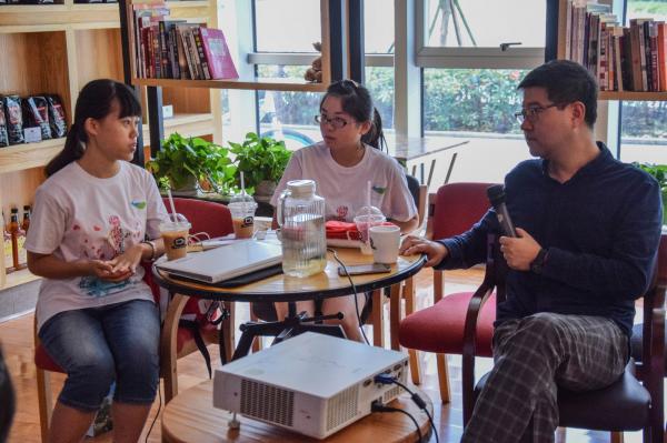 香港田家炳基金会总干事与青柠支教队交流座谈