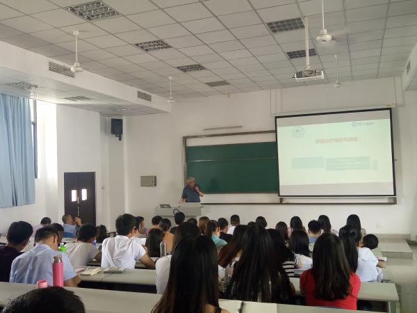郎锦义教授做客研究生人文教育与学术交流月讲座