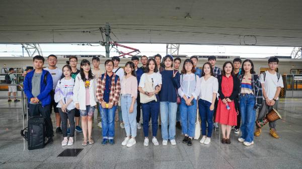 【青春告白祖国】学生艺术团参加新华社“开往新时代的春天”地铁快闪活动