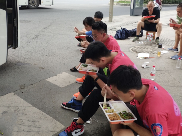 【迎新】校团委组织志愿者赴校外迎新接站