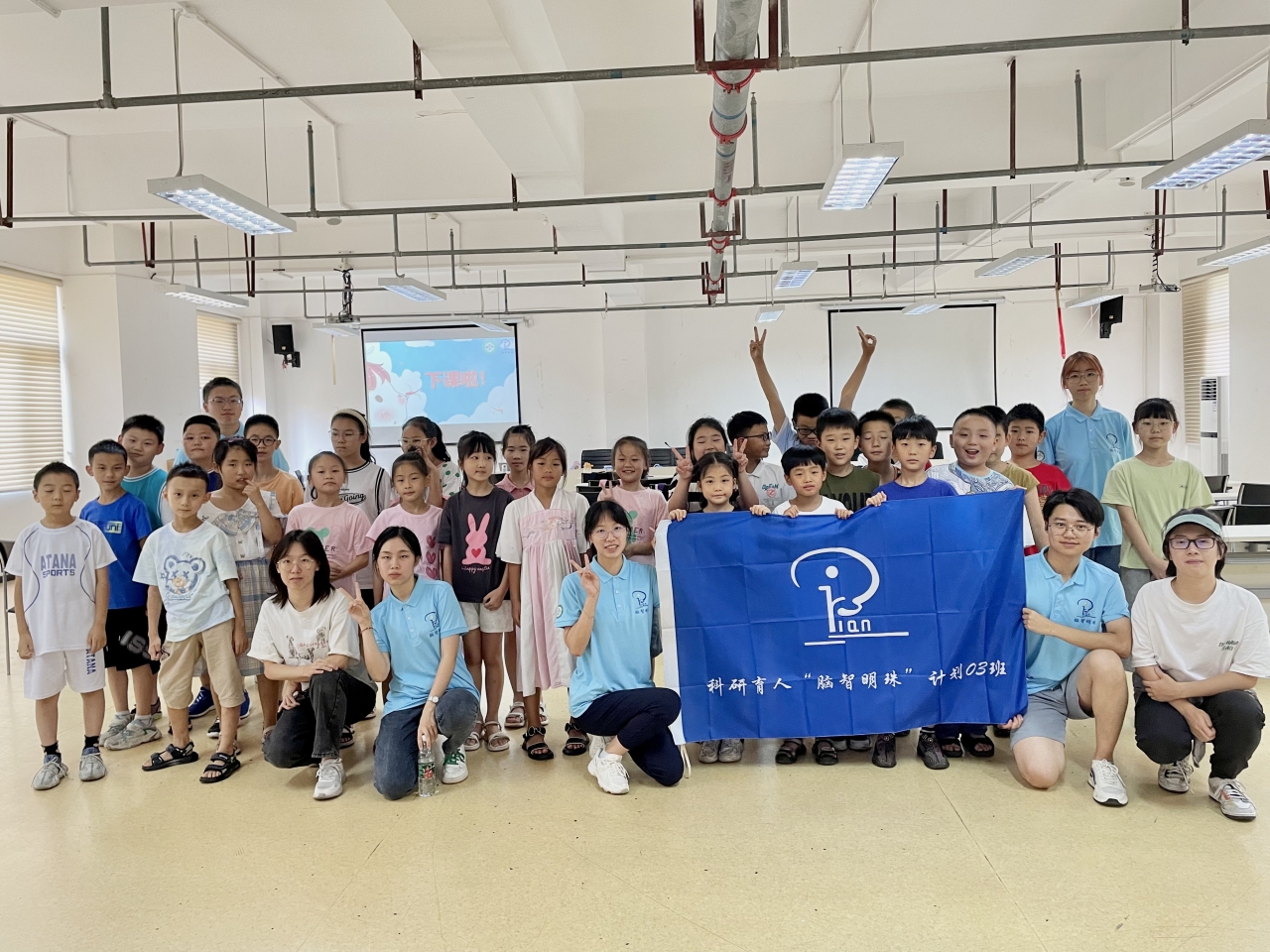 实践队员与社区小朋友们合影2.jpg 实践队员与社区小朋友们合影2.jpg