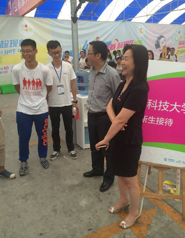 【迎新】校团委、校学生联合会开展校外迎新生接站工作