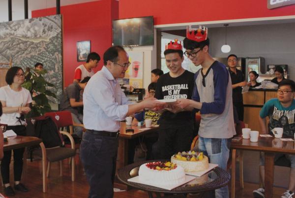 英才学院举行 “恰同学少年—师生话成长” 分享讨论会