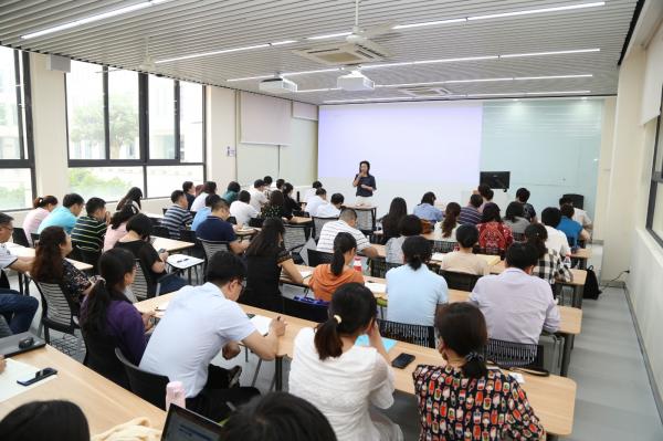 学校举行本科期末考务工作培训会