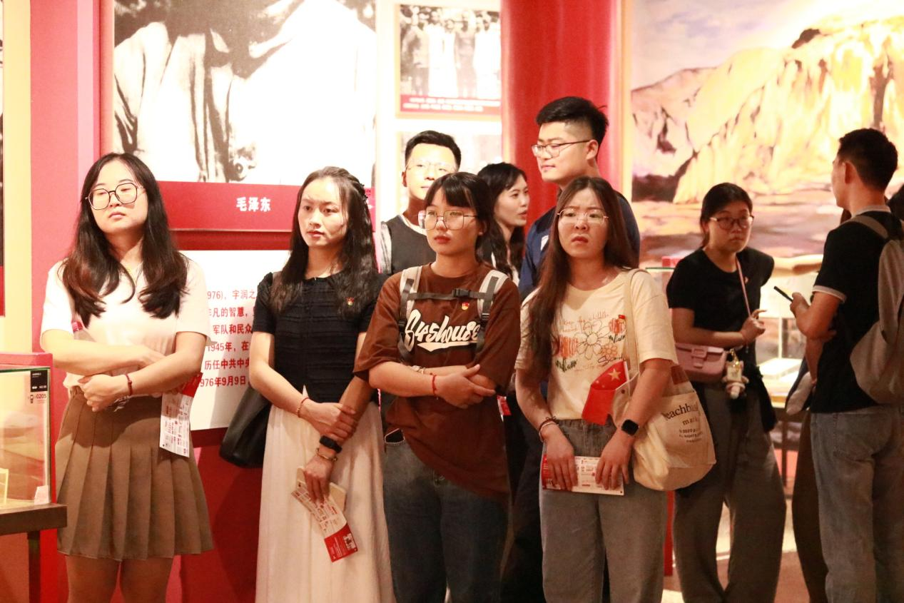 马克思主义学院和集电学院研究生党支部联合举办“勿忘九一八，奋进新征程”主题党日活动