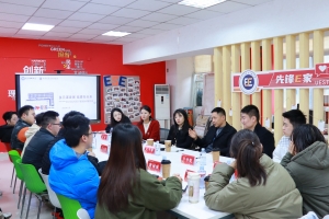 校领导参加电子学院班级成长报告会