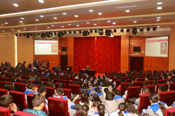 将军导演翟俊杰做客成电讲坛谈艺术创作与文化自信