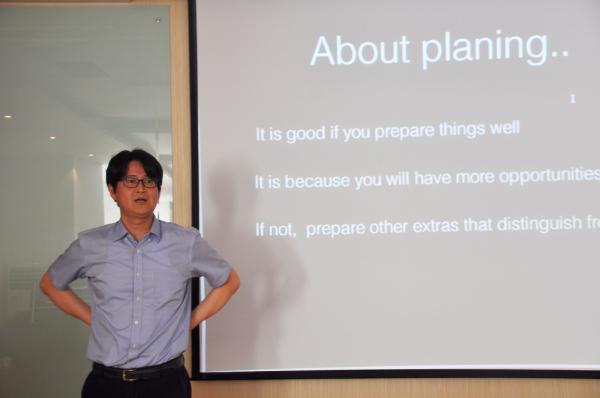 物电学院特聘研究员金晟洙、副教授孟凡易做客海外访学讲堂