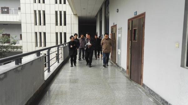 物理学院领导及课程组深入考场巡视期末考试工作