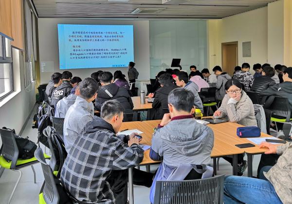 徐全智老师上《漫话数学建模》课程(摄影 郭嘉琪)-2 .jpg 徐全智老师上《漫话数学建模》课程(摄影 郭嘉琪)-2 .jpg