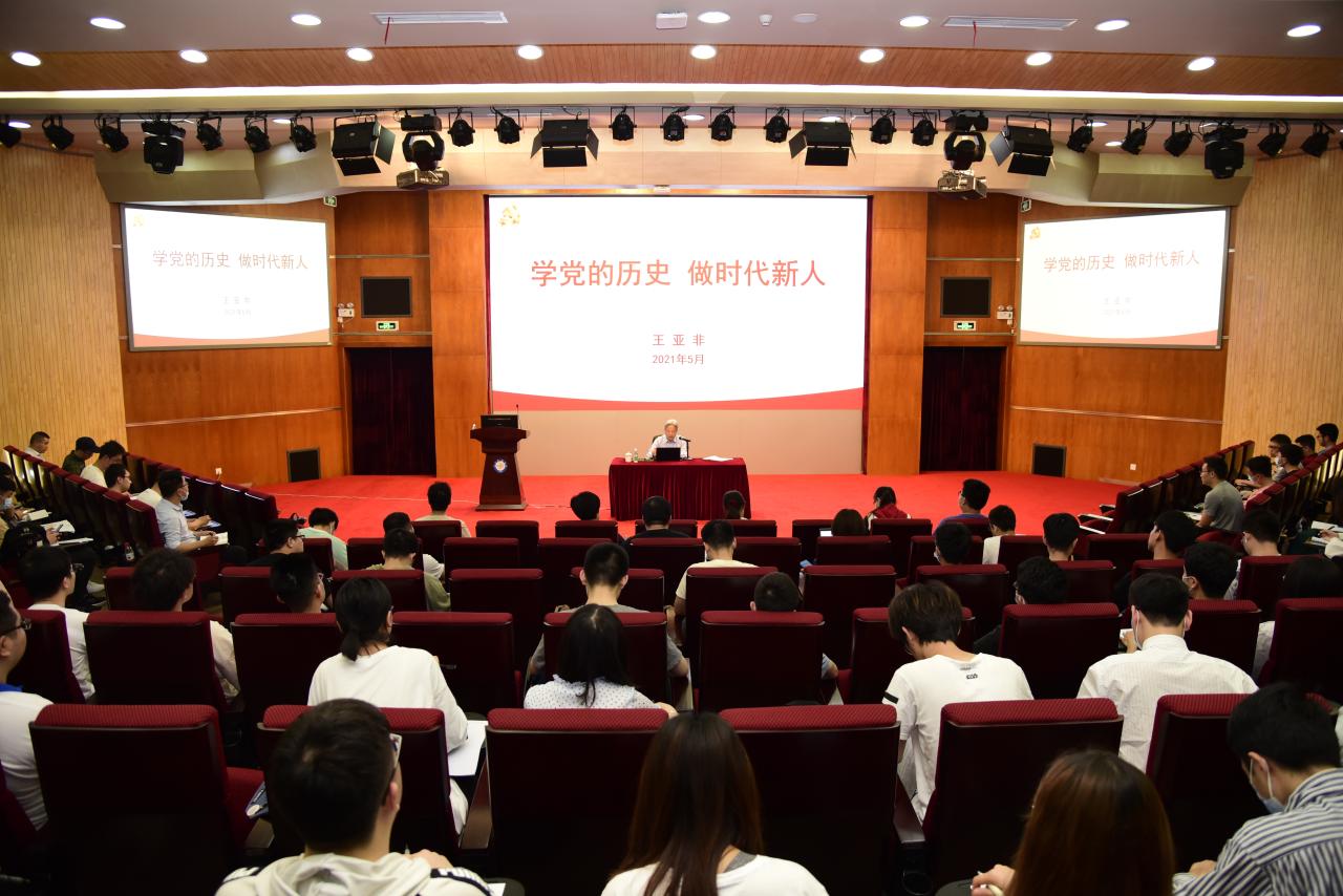 校领导与党员发展对象谈“学党的历史 做时代新人”