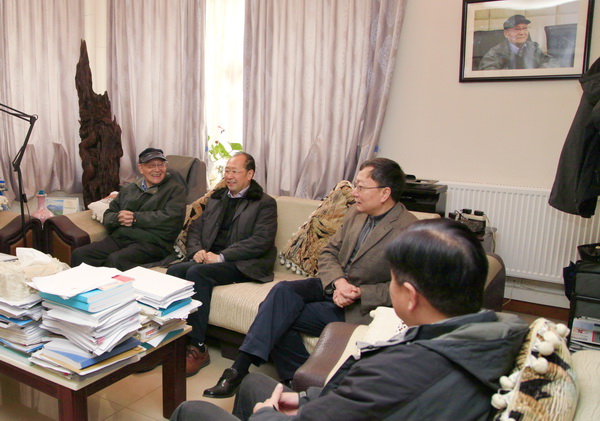 校领导看望慰问院士