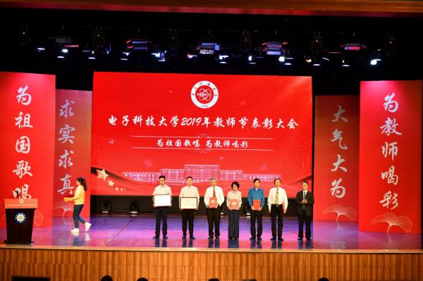 领奖0011.jpg ba6eb19d31ab6c568ec2dbf96a707c15.jpg