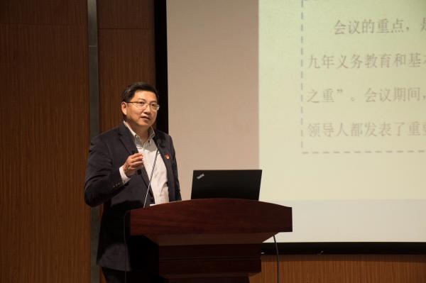 校领导为师生党员上专题党课