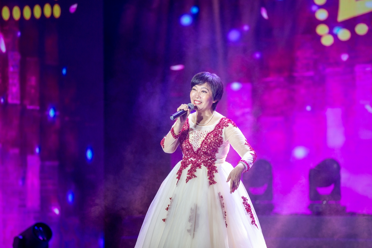 9 独唱 《玛依拉变奏曲》77级校友刘永华.jpg 9 独唱 《玛依拉变奏曲》77级校友刘永华.jpg