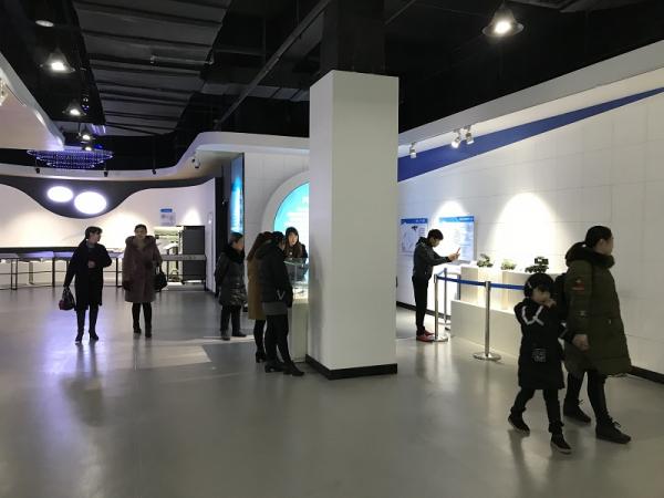 春节好去处 电子科技博物馆迎来家庭参观热潮