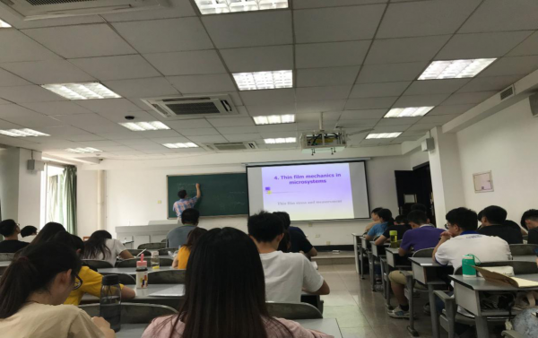 【第四届“研究生人文教育与学术交流月”】物理学院高水平课程开课