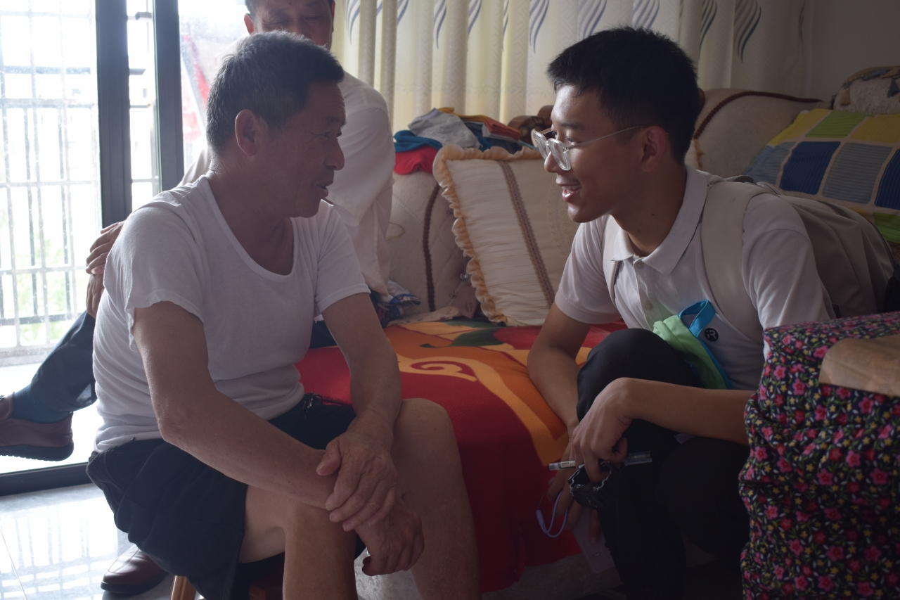 队员们开展入户健康调研4.JPG 队员们开展入户健康调研4.JPG