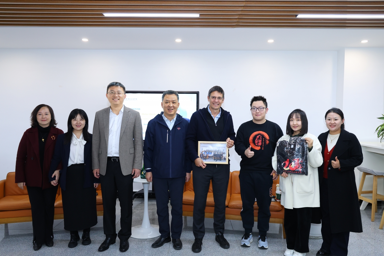 诺奖得主迪迪埃·奎洛兹教授在学校“一站式”示范园区与60余名学生深入交流