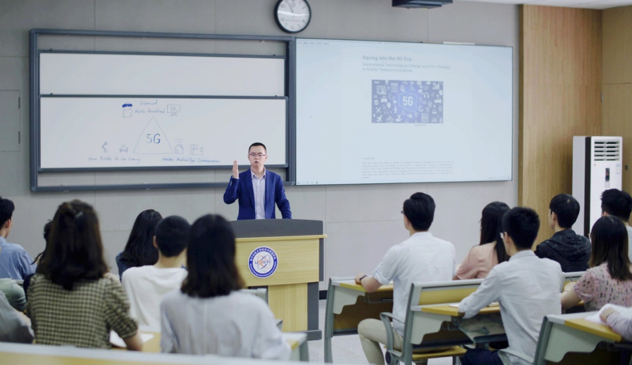 李代天老师授课场景图_副本.jpg 李代天老师授课场景图_副本.jpg