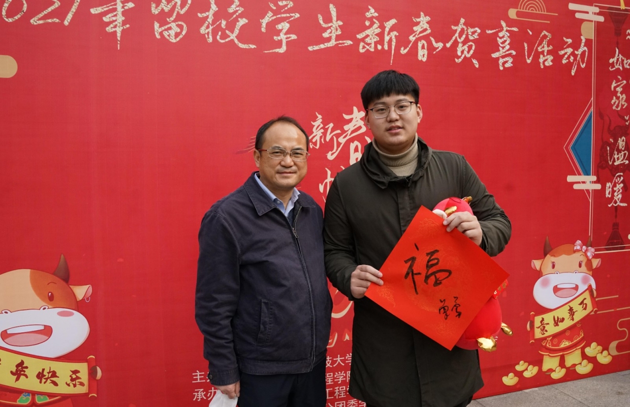 曾校与学生游园活动合影3.jpg bc987df1676333f74f6860bd29aa665e.jpg