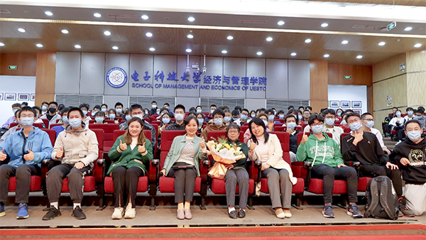 徐全智教授为经管学院和数学学院2022级本科生讲述“成电故事”