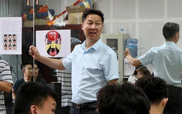 《画脸谱》课程引领校园川剧热