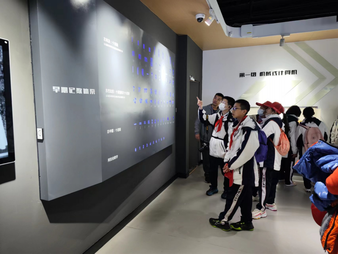 成都七中育才中学师生来校参观