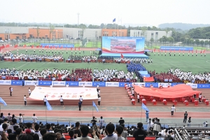 学校举办第五十八届田径运动会