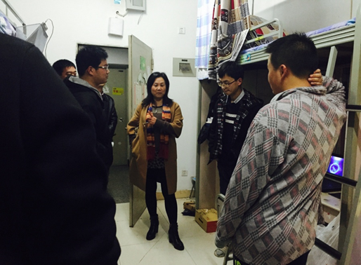 校领导在学生宿舍与学子畅谈