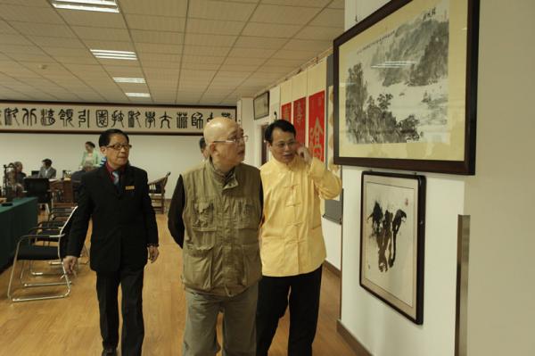 国家一级美术师刘邦彩来校交流