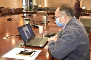 曾勇校长开课首日检查线上课堂并连线师生