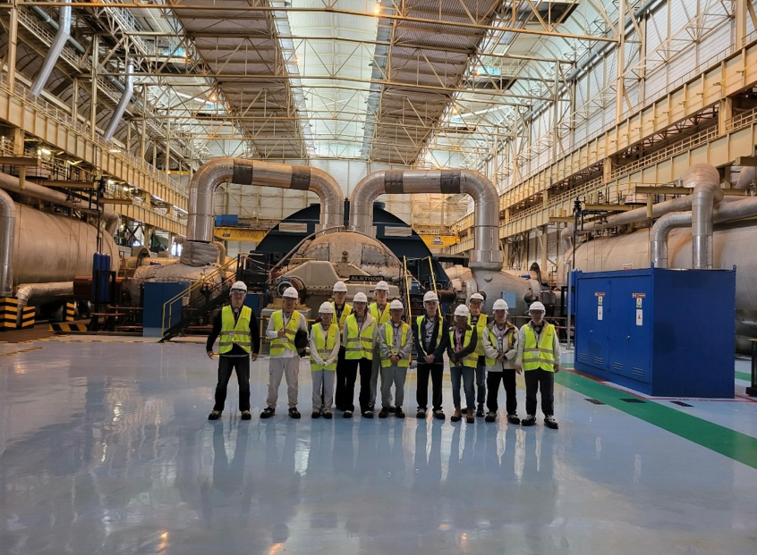 11同学们在帕卢埃尔核电站合影.png 11同学们在帕卢埃尔核电站合影.png