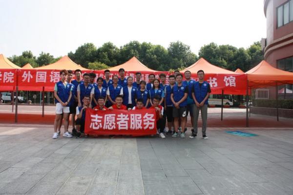 【迎新】校团委组织200余名志愿者为新生送上贴心服务