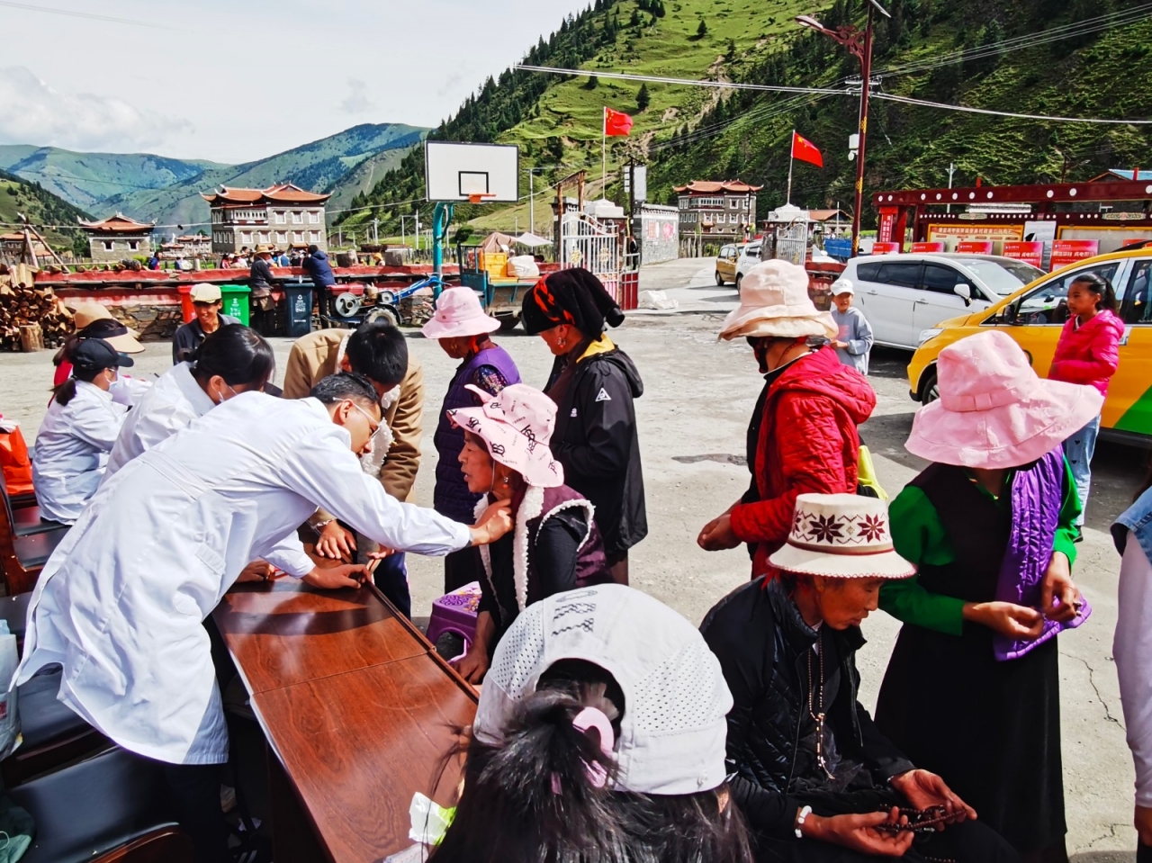 校工会组织学校抗疫一线员工赴康定休养并开展帮扶工作