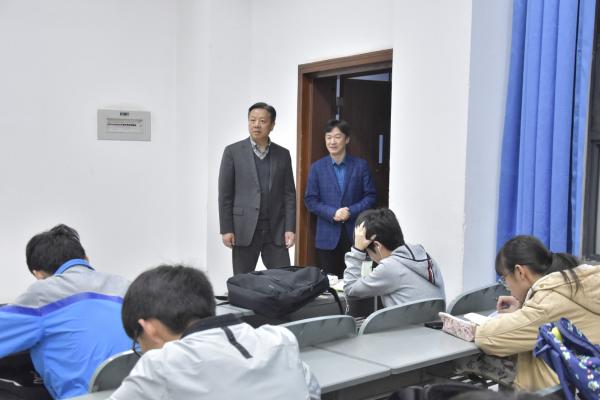 新学期学工战线深入学生宿舍和教室抓学风建设