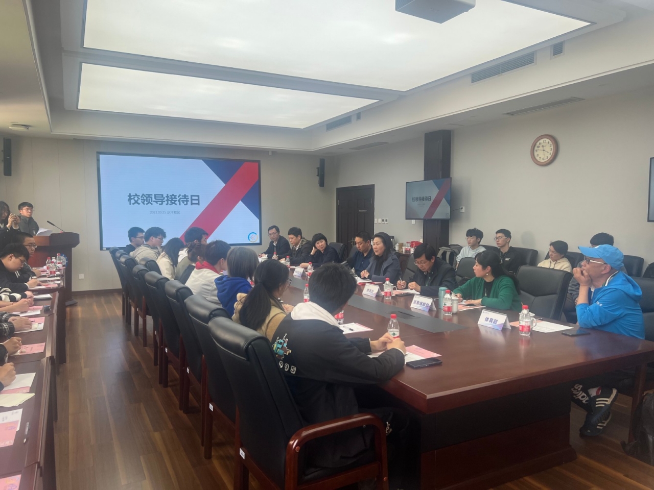 校领导与学生面对面 办实事解难题