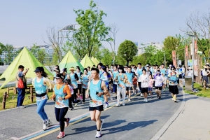 成电师生“百人百公里”接力跑献礼全总百年华诞