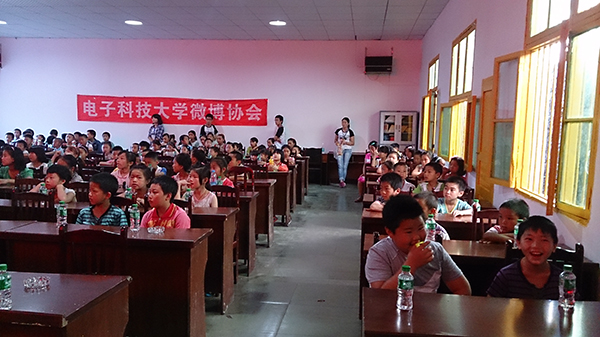 【实践】通信学院“微起点”实践队圆满举行流动图书车活动