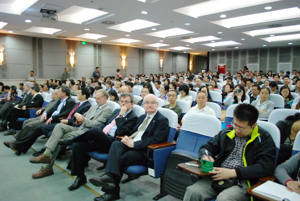 学校举行2013年招生政策咨询会