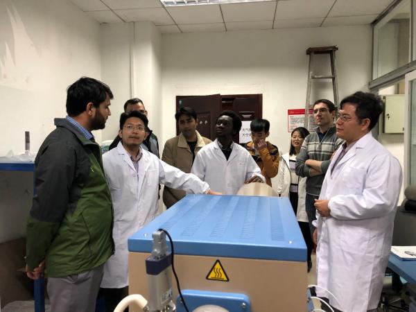 王志明与团队中外学生探讨实验.jpg 王志明与团队中外学生探讨实验.jpg